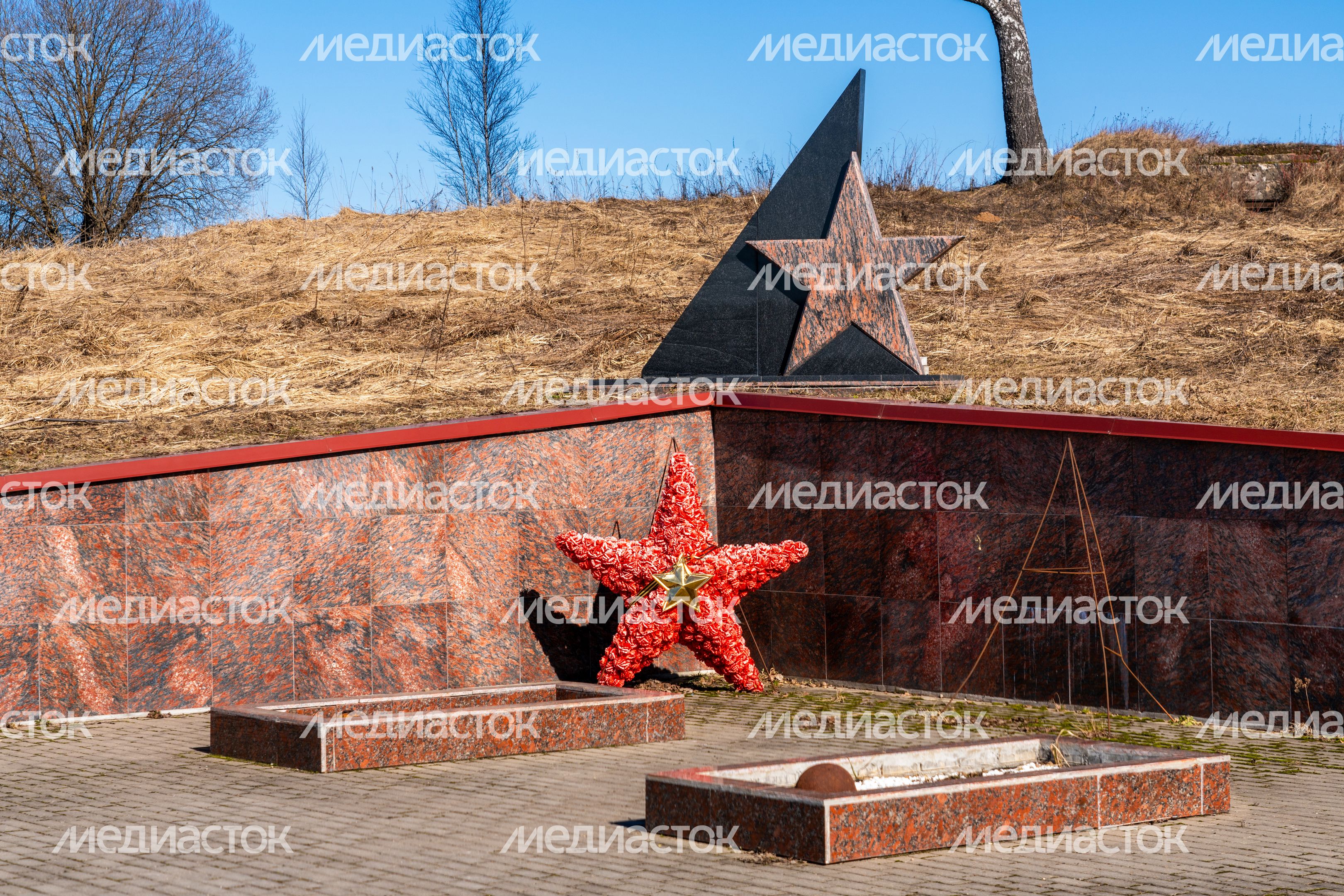 Братская могила рядом с церковью Покрова Пресвятой Богородицы в селе Ельня Можайского округа