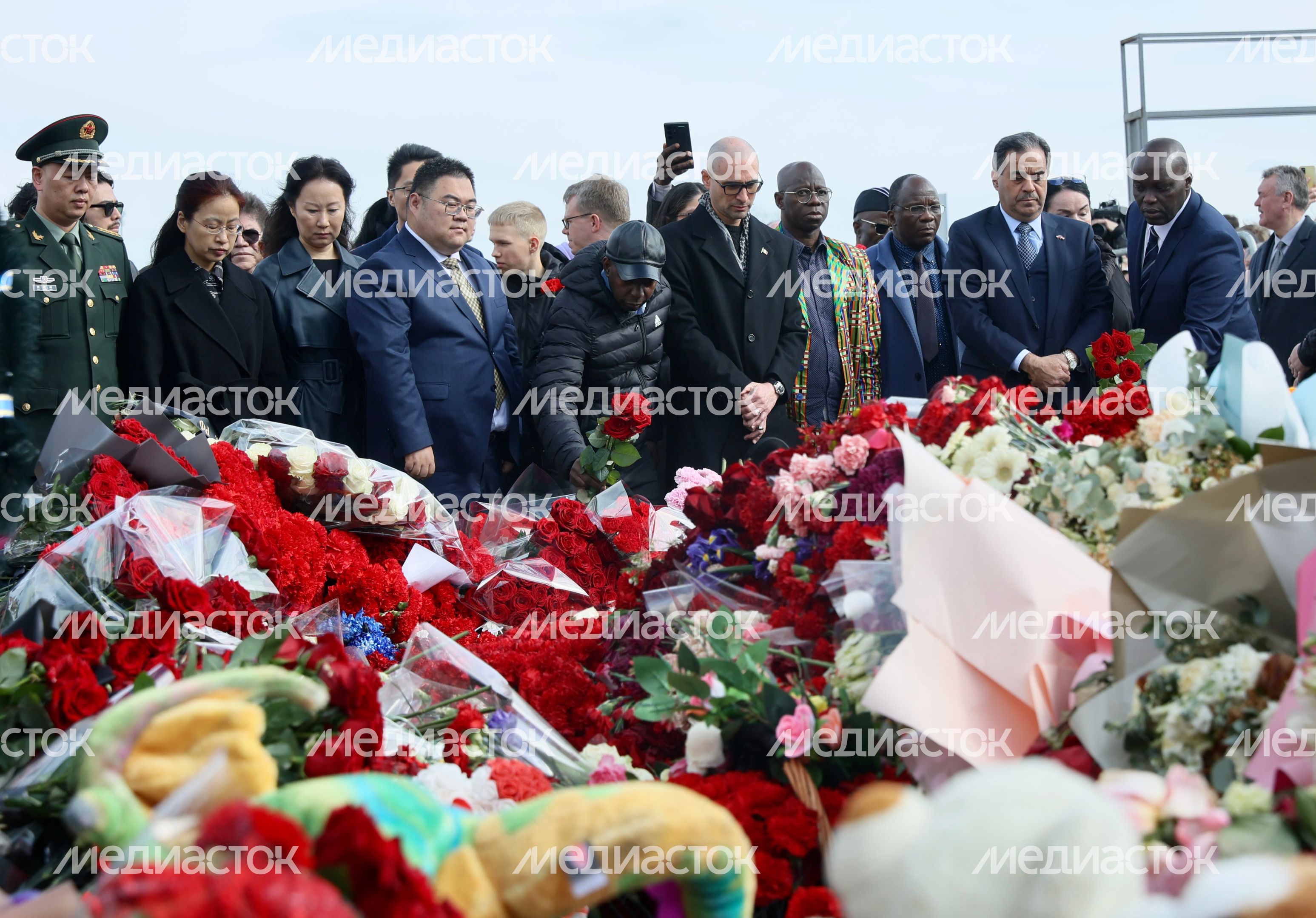 Главы и сотрудники дипмиссий возложили цветы к мемориалу у «Крокус Сити Холла»