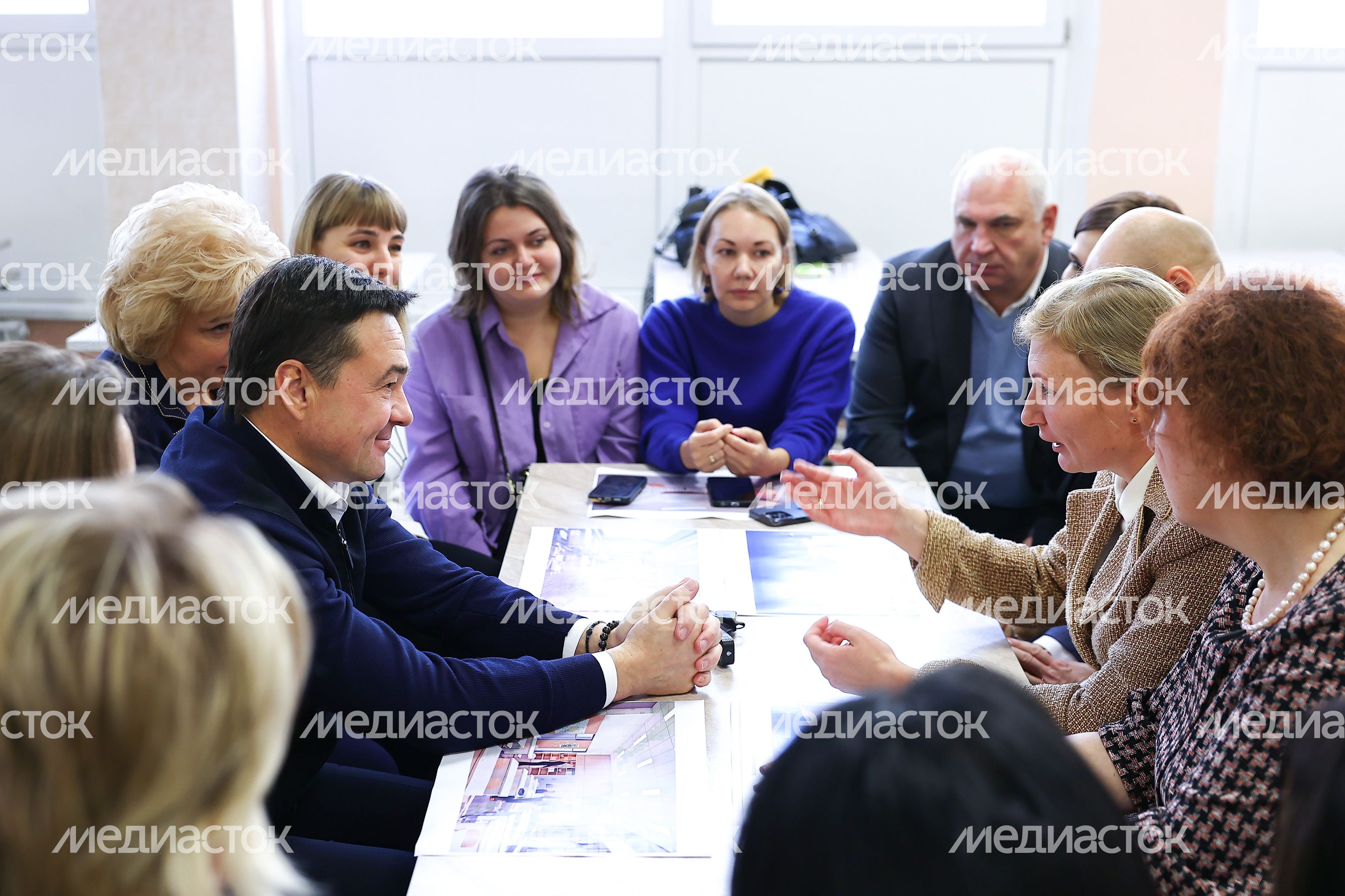 Губернатор Московской области пообщался с родителями учащихся гимназии №5 в Дзержинском Губернатор Московской области пообщался с родителями учащихся гимназии №5 в Дзержинском
