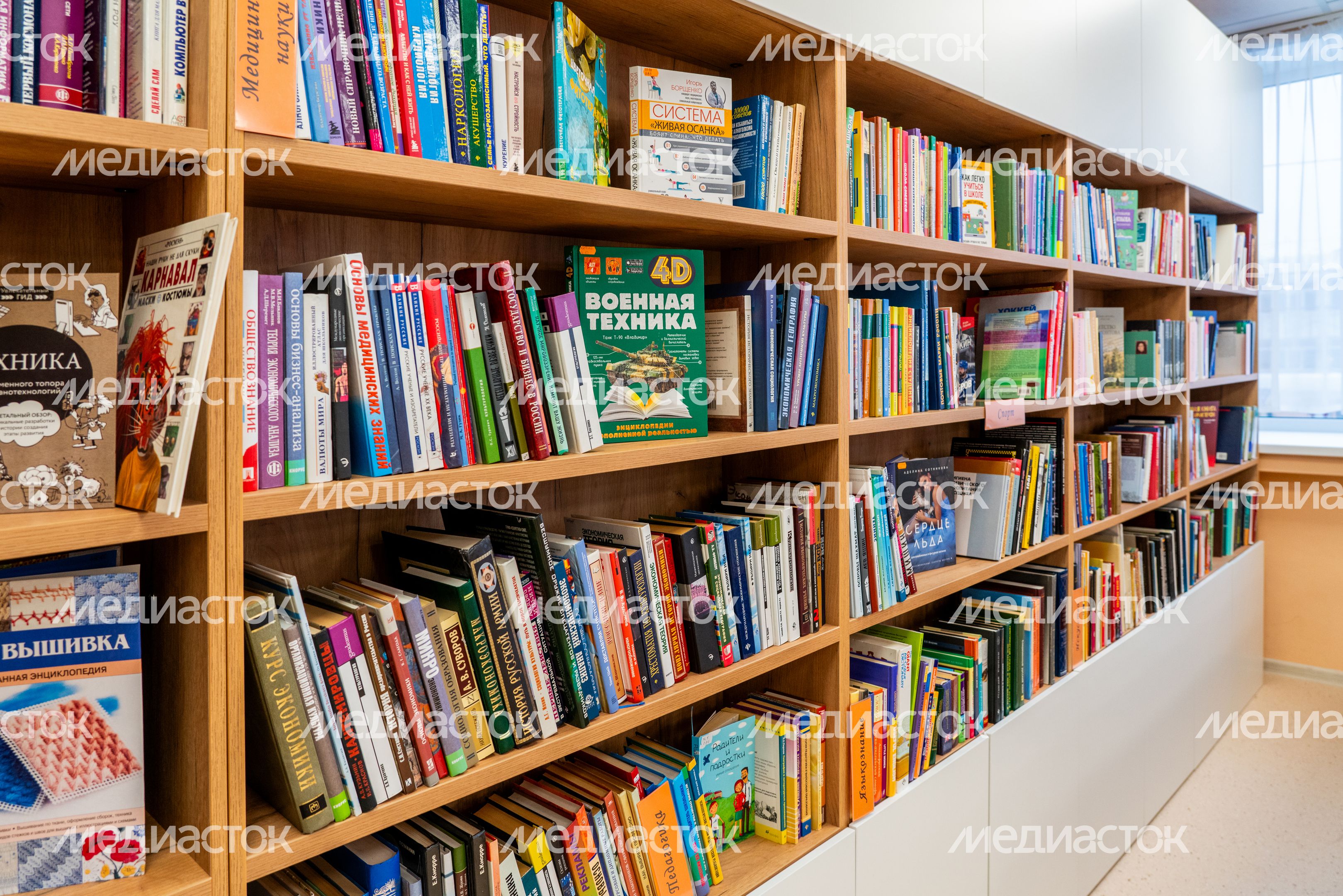 Книги на полке в Центральной библиотеке «Книгополис» – первой модульной библиотеке Наро-Фоминска