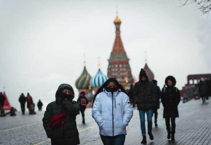 Люди в масках в период эпидемии коронавируса