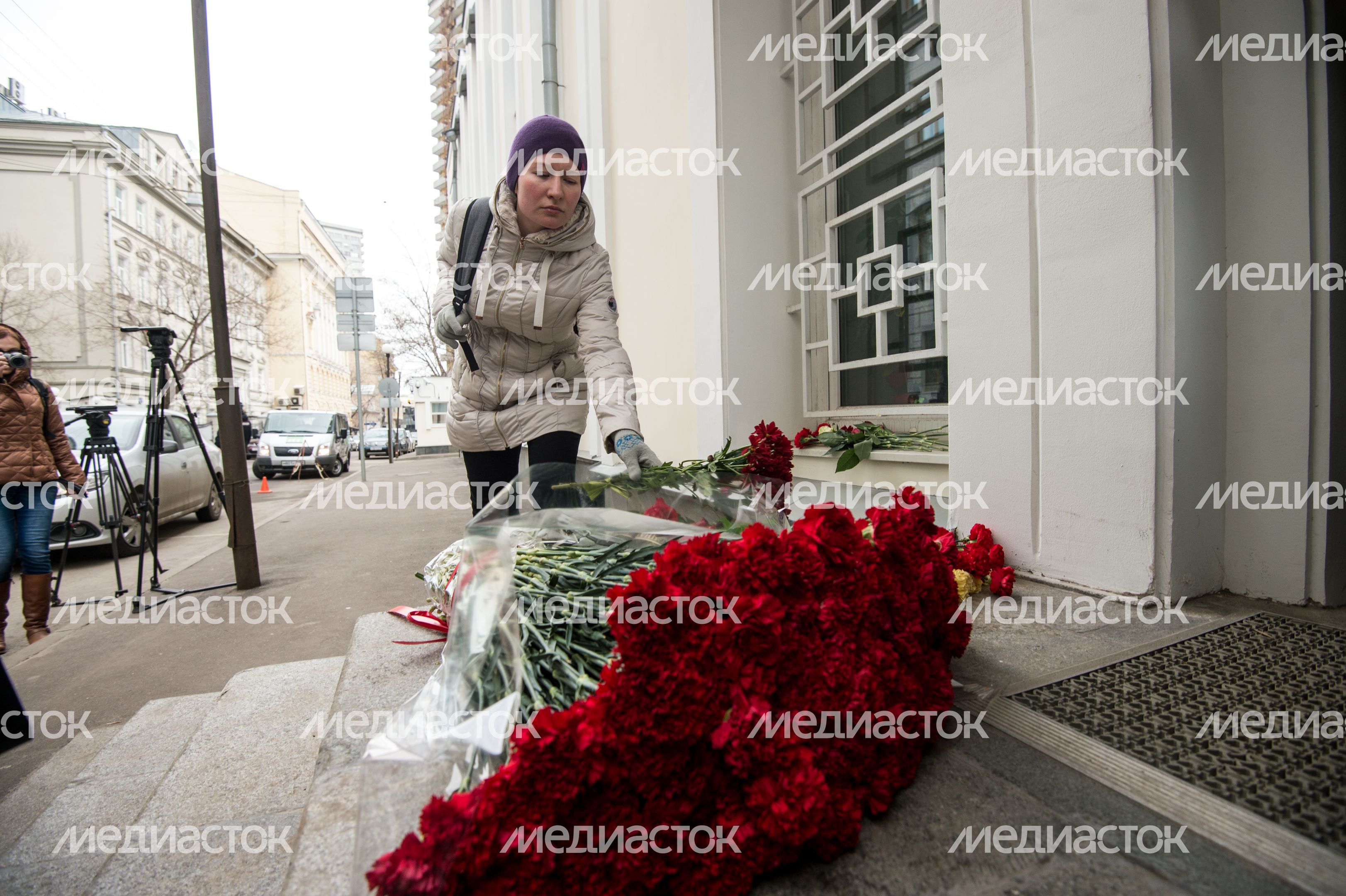 Москвичи несут цветы к посольству Бельгии