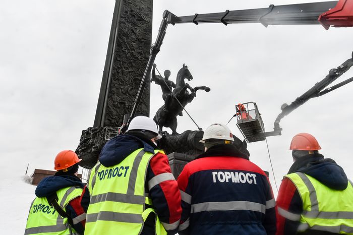 Промывка после зимы Монумента Победы на Поклонной горе в Москве