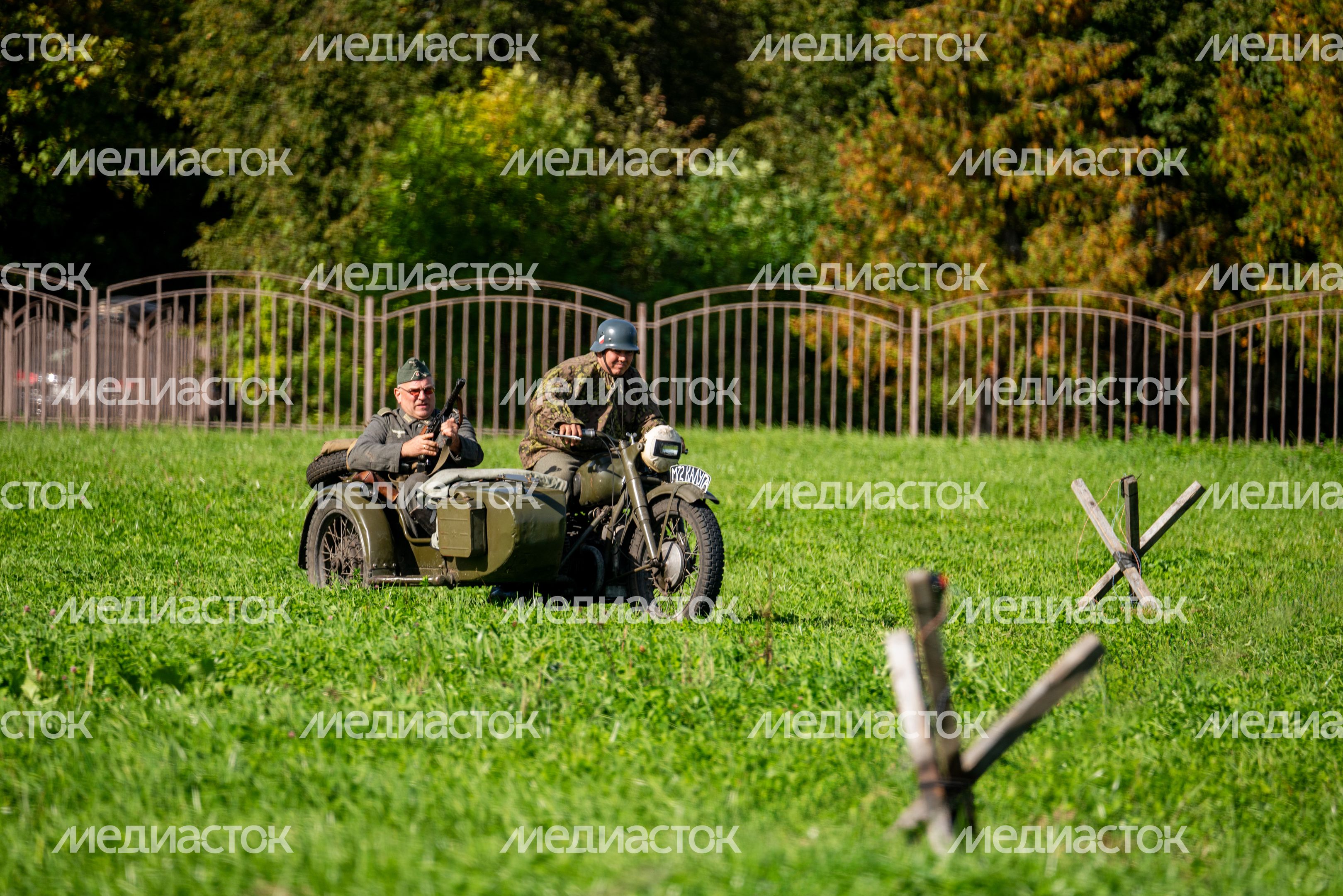 Немецкие солдаты едут на мотоцикле в военно-исторической реконструкции Битвы за Москву
