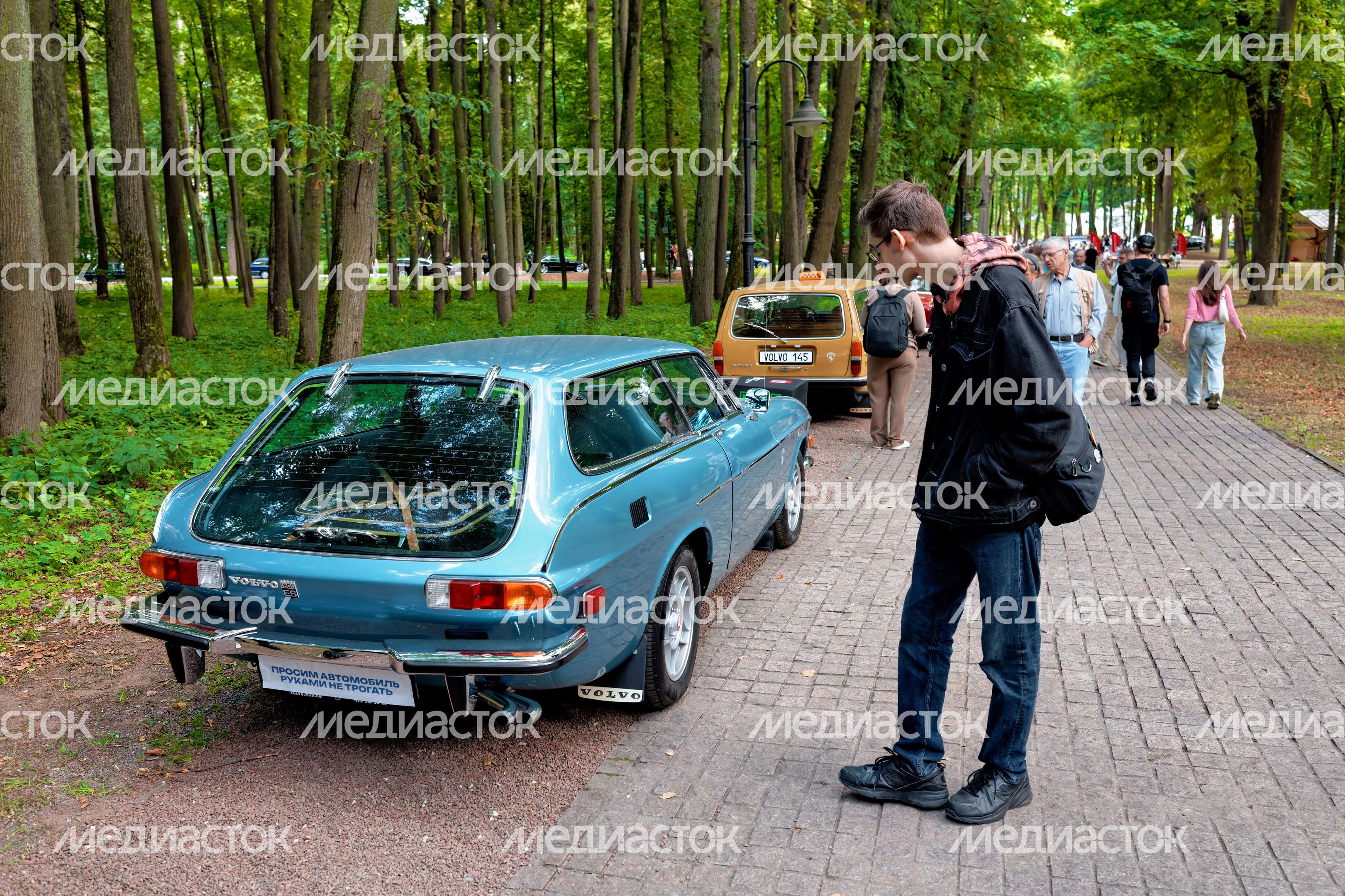 Ретроавтомобили и суперкары на автофестивале «Автовыходные в Архангельском» в округе Красногорск