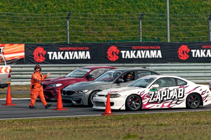 Дрифт-гонка автомобилей по автодрому Moscow Raceway на фестивале «Дрифт Экспо» в Волоколамске