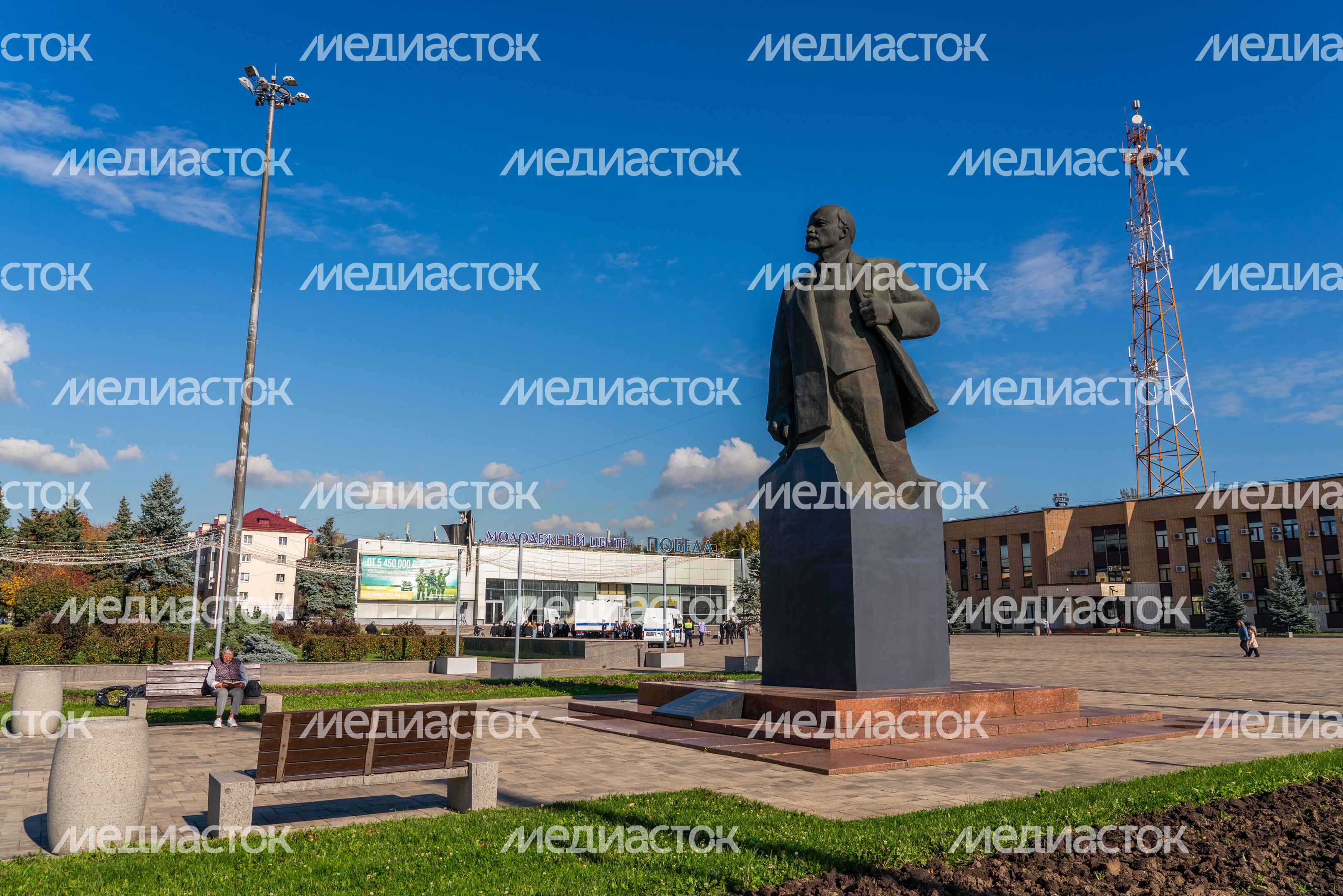 Памятник В.И. Ленину у молодежного центра «Победа» в Домодедово Памятник В.И. Ленину у молодежного центра «Победа» в Домодедово