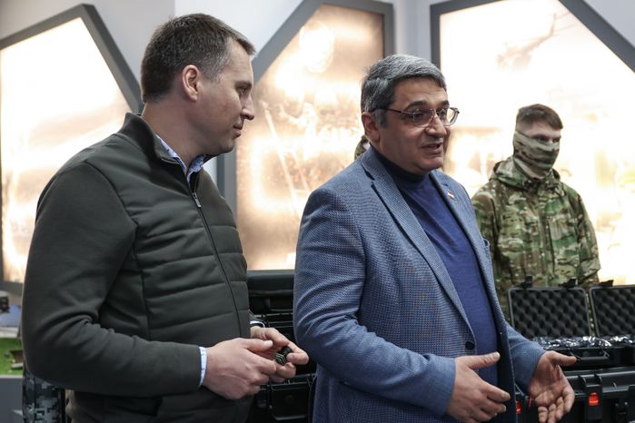Команда губернатора Московской области передала бригаде спецназа ВДВ тепловизоры и дроны