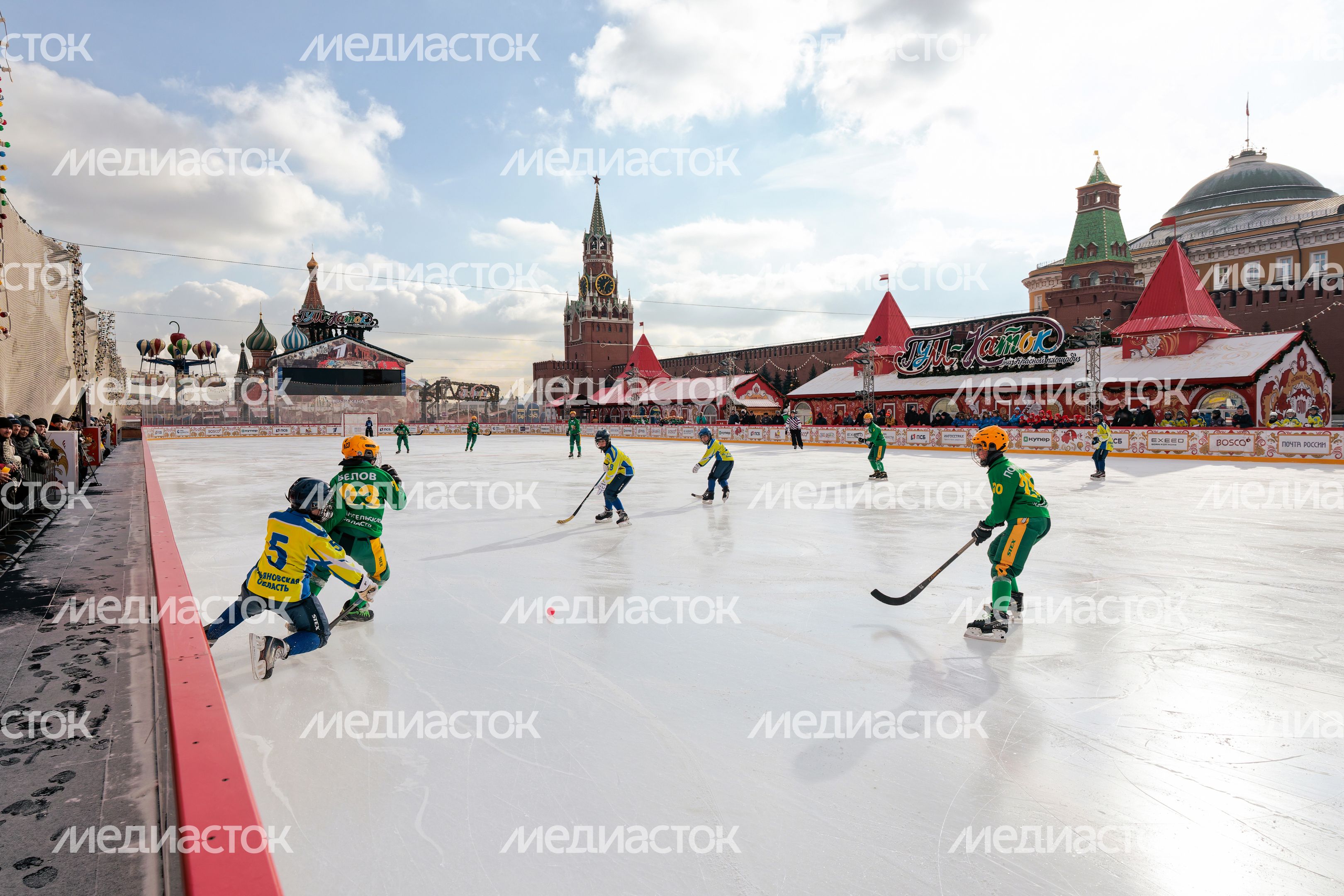 Подмосковные хоккеисты сыграли в матче на Красной площади в Москве Подмосковные хоккеисты сыграли в матче на Красной площади в Москве