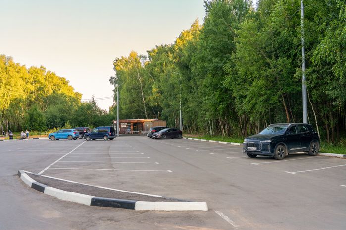 Парковка на улице Надежды у лесопарка «Городской лес» в Домодедово
