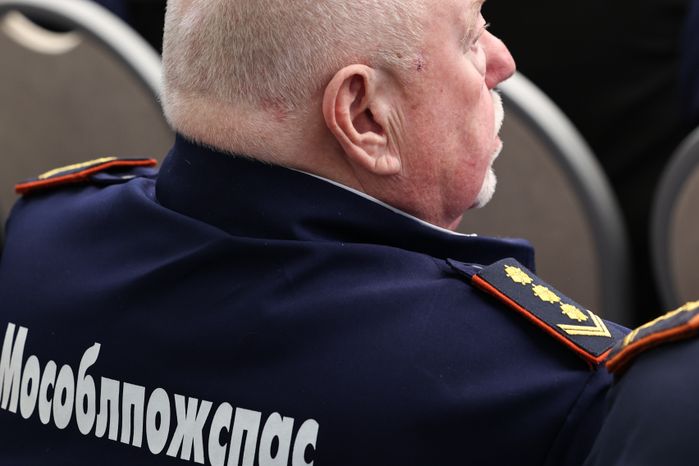 Сотрудников МЧС поздравили с Днем спасателя и 35-летием ведомства