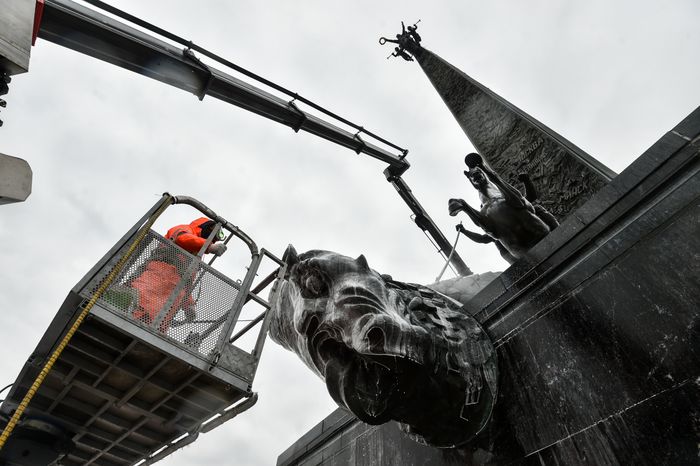 Промывка после зимы Монумента Победы на Поклонной горе в Москве