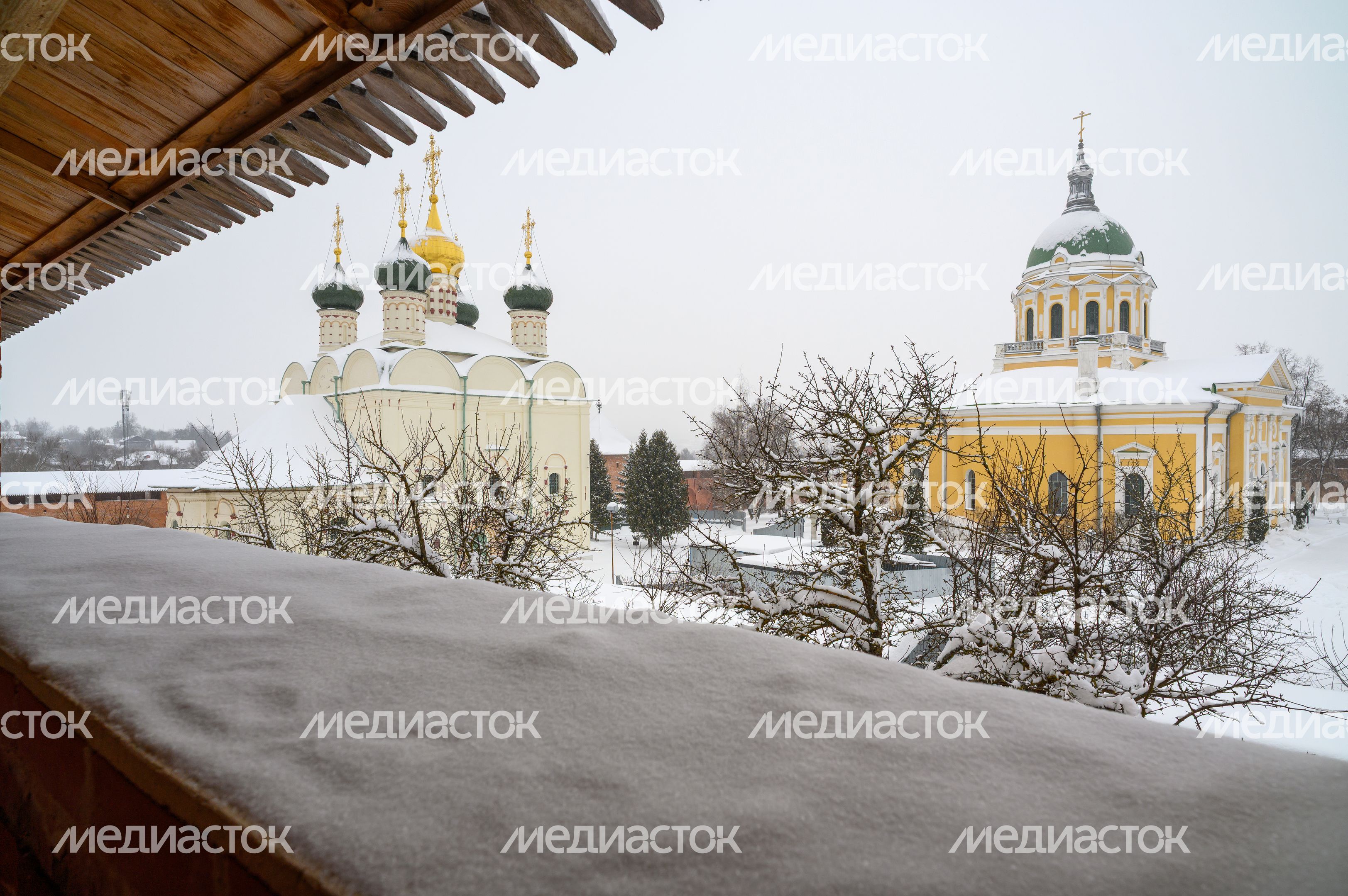 Никольский собор и Иоанно-Предтеченский собор на территории Зарайского кремля зимой Никольский собор и Иоанно-Предтеченский собор на территории Зарайского кремля зимой