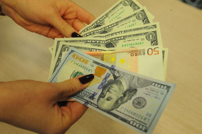 Денежные купюры долларов США и евро