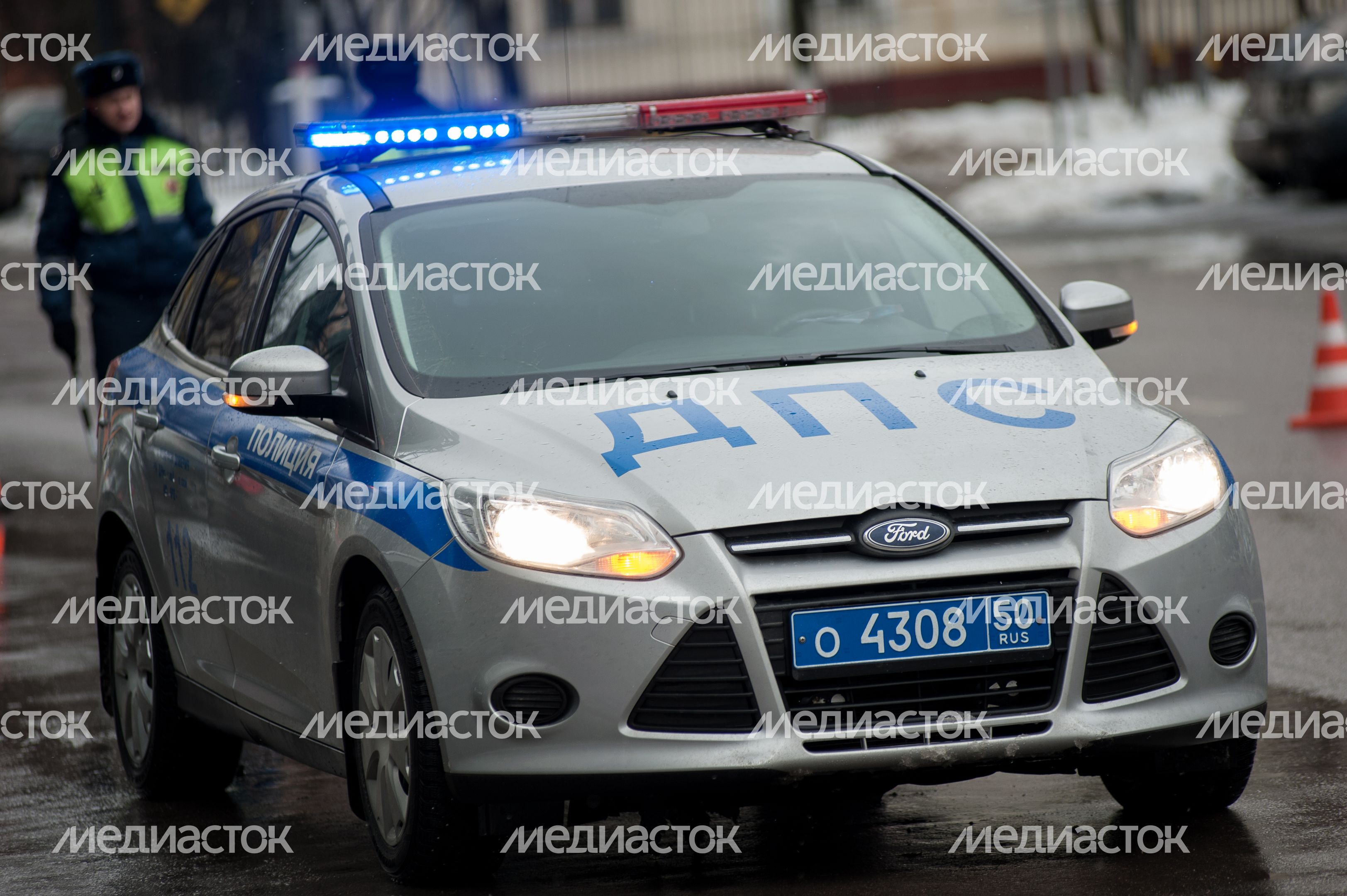Сотрудники ГИБДД поздравляют женщин в преддверии 8 марта