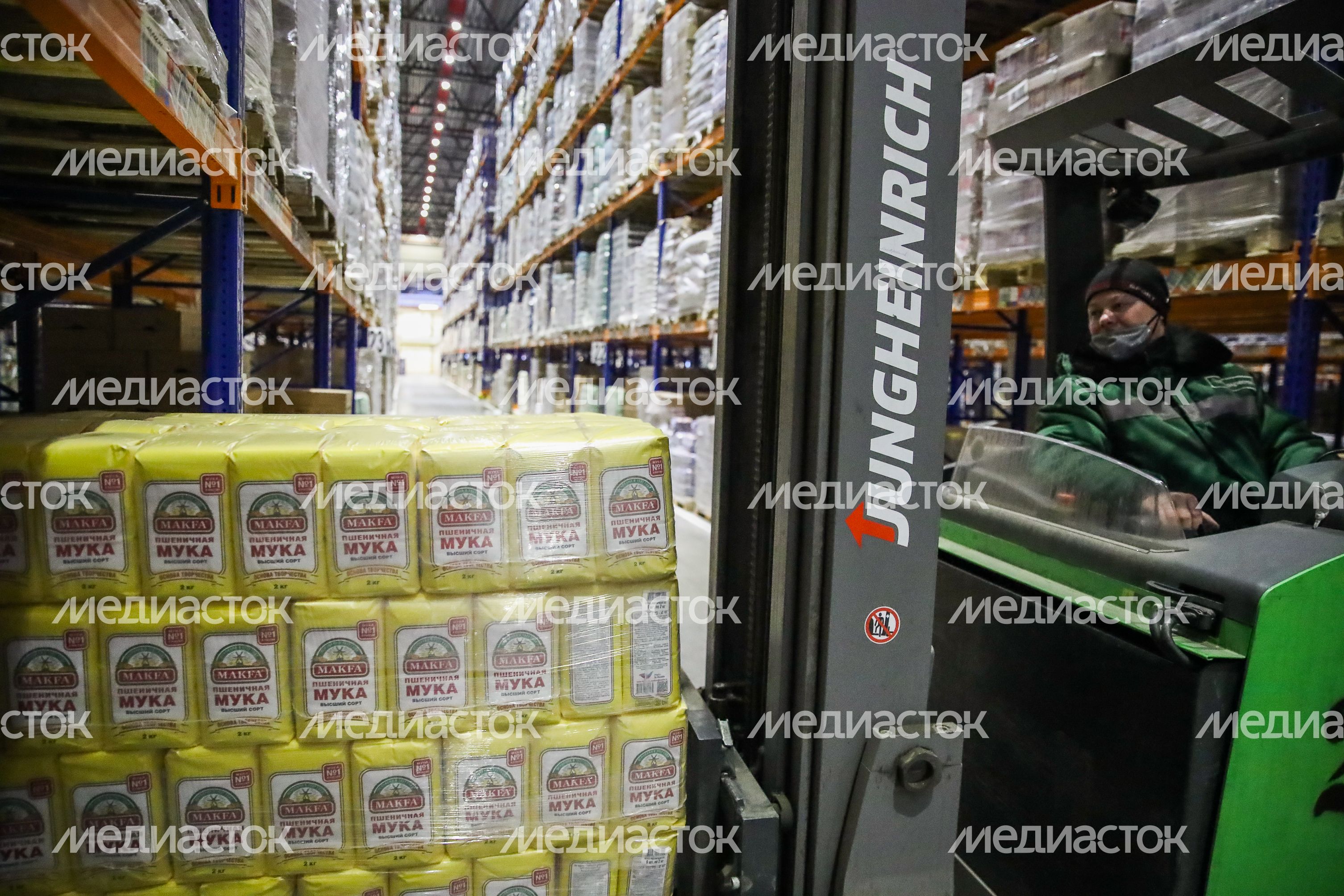 Проверка Губернатором Подмосковья и министром промышленности и торговли Российской Федерации наличия продуктов в распределительном центре «Софьино» Проверка Губернатором Подмосковья и министром промышленности и торговли Российской Федерации наличия продуктов в распределительном центре «Софьино»