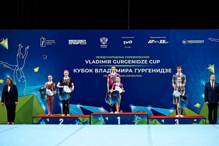 Награждение победителей среди смешанных пар на Кубке Владимира Гургенидзе по спортивной акробатике в Одинцово