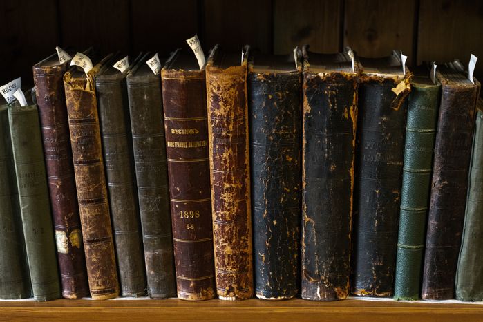 Старинные книги на полке библиотеки в усадьбе Шахматово в Клину