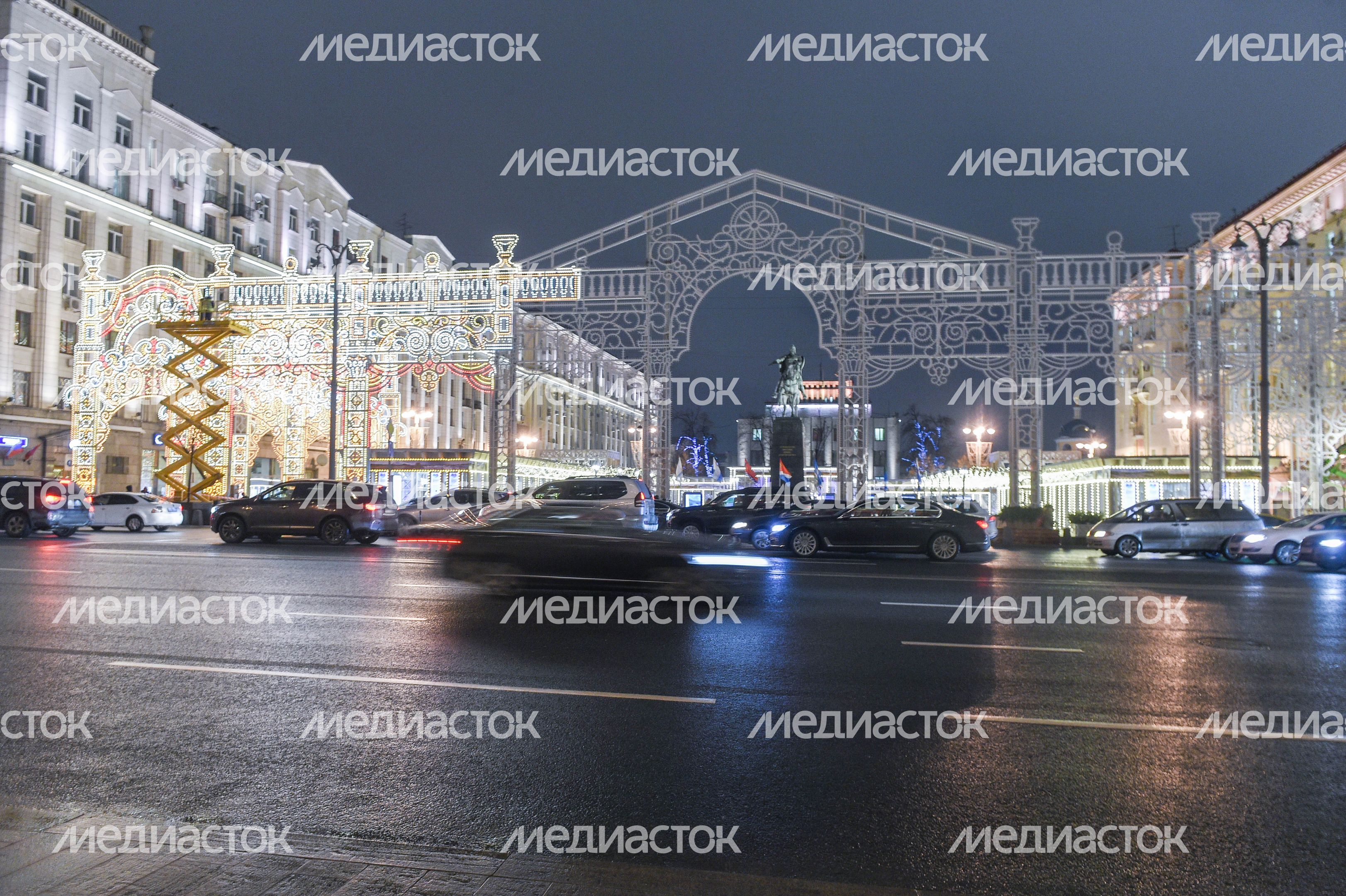 Включение подсветки новогодней арки в стиле театра «Эрмитаж» в Москве Включение подсветки новогодней арки в стиле театра «Эрмитаж» в Москве