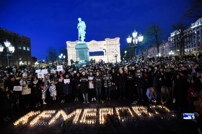 Акция в память о погибших в Кемерове на Пушкинской площади в Москве