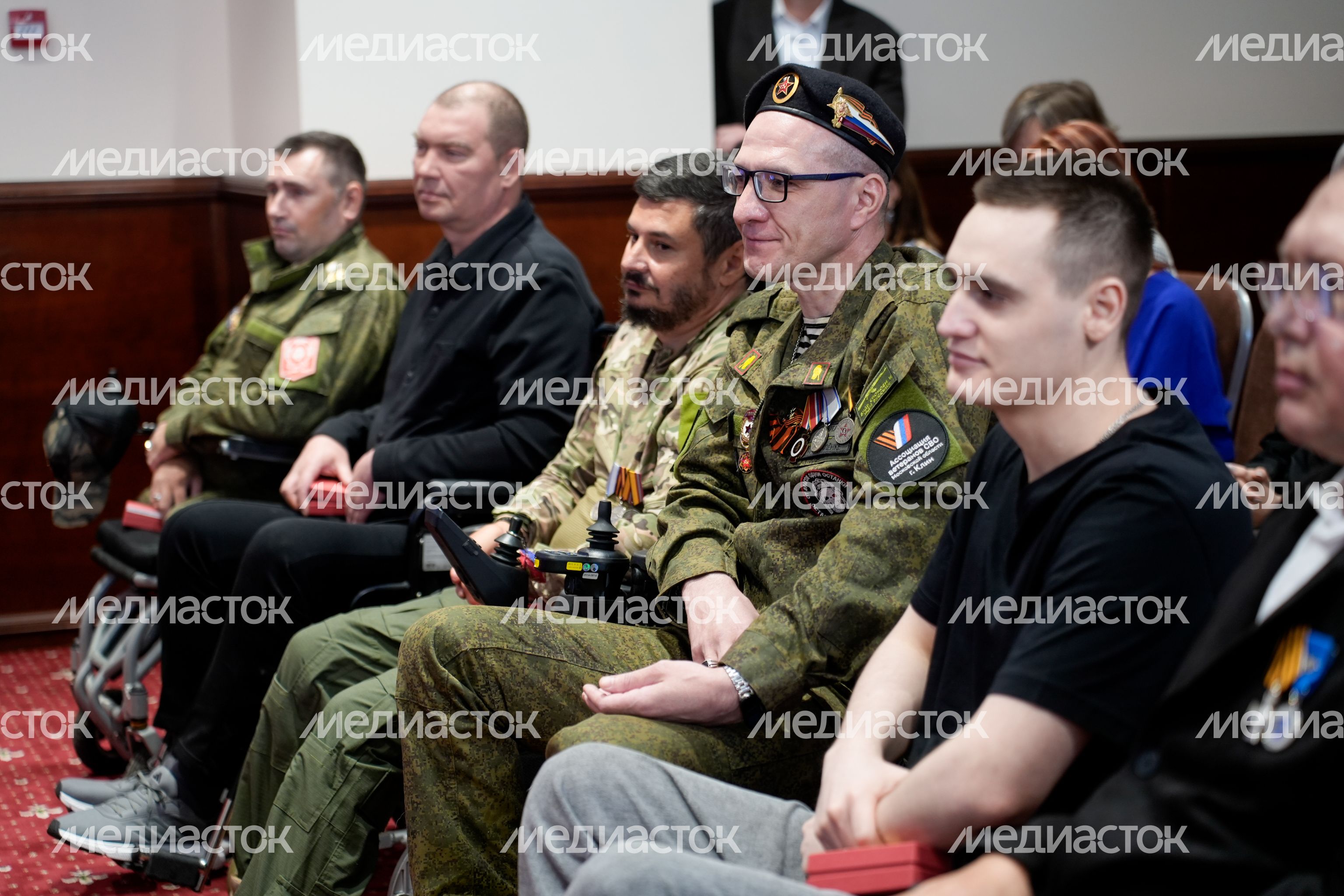 Вручение ключей от автомобилей ветеранам СВО и семьям погибших Героев Вручение ключей от автомобилей ветеранам СВО и семьям погибших Героев