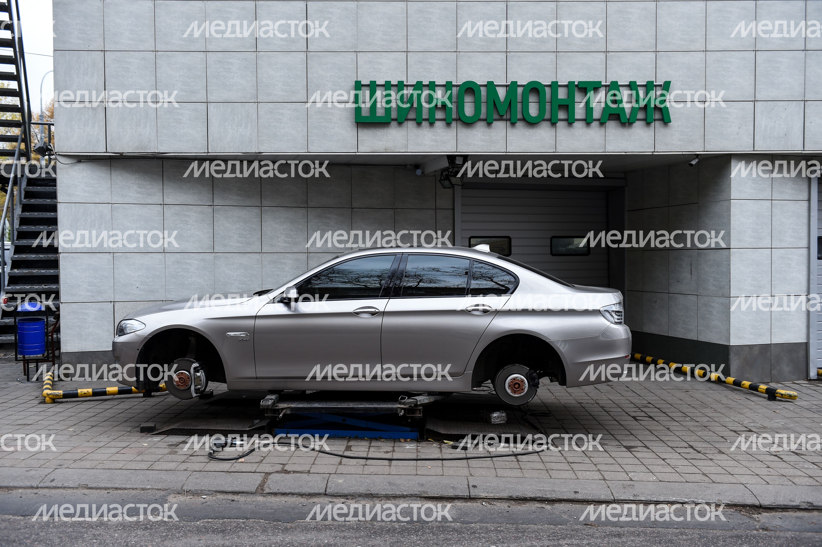 Работа шиномонтажной мастерской перед началом зимнего сезона