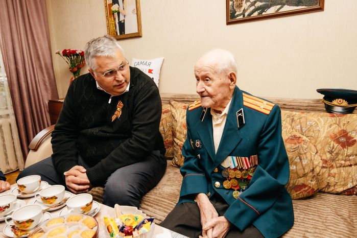 Кирилл Григорьев традиционно навестил ветерана Алексея Галютина в канун Дня Победы