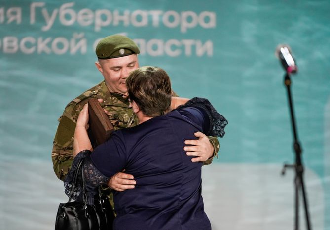 Матери бойцов СВО встретились с сыновьями на церемонии вручения премии "Мы рядом. Доброе дело"