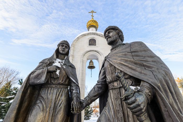 Памятник Петру и Февронии в Дмитрове