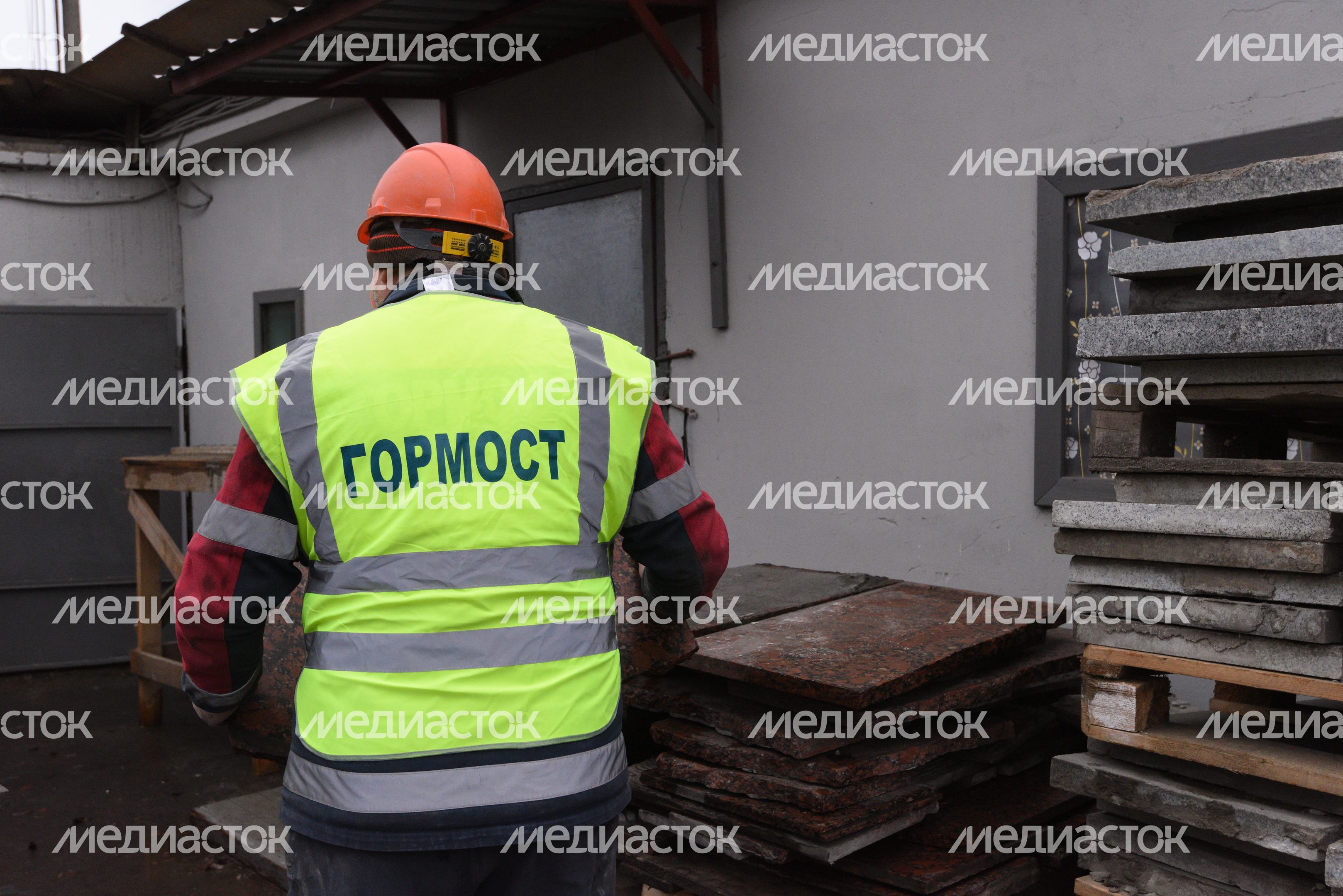 Процесс обработки гранитного камня специалистами ГБУ «Гормост» для облицовки стен подземных пешеходных переходов в Москве