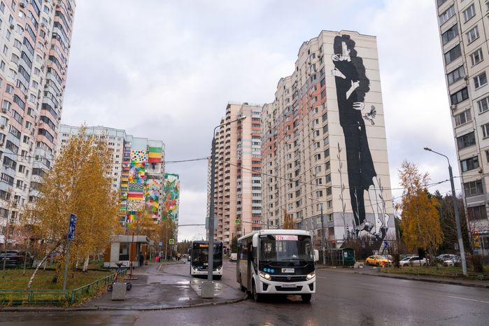 Граффити в Новой Трехгорке в Одинцово. «Поцелуй» Alex Senna, Бразилия.