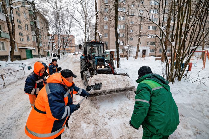 Уборка снега в поселке Большие Вяземы Одинцовского округа
