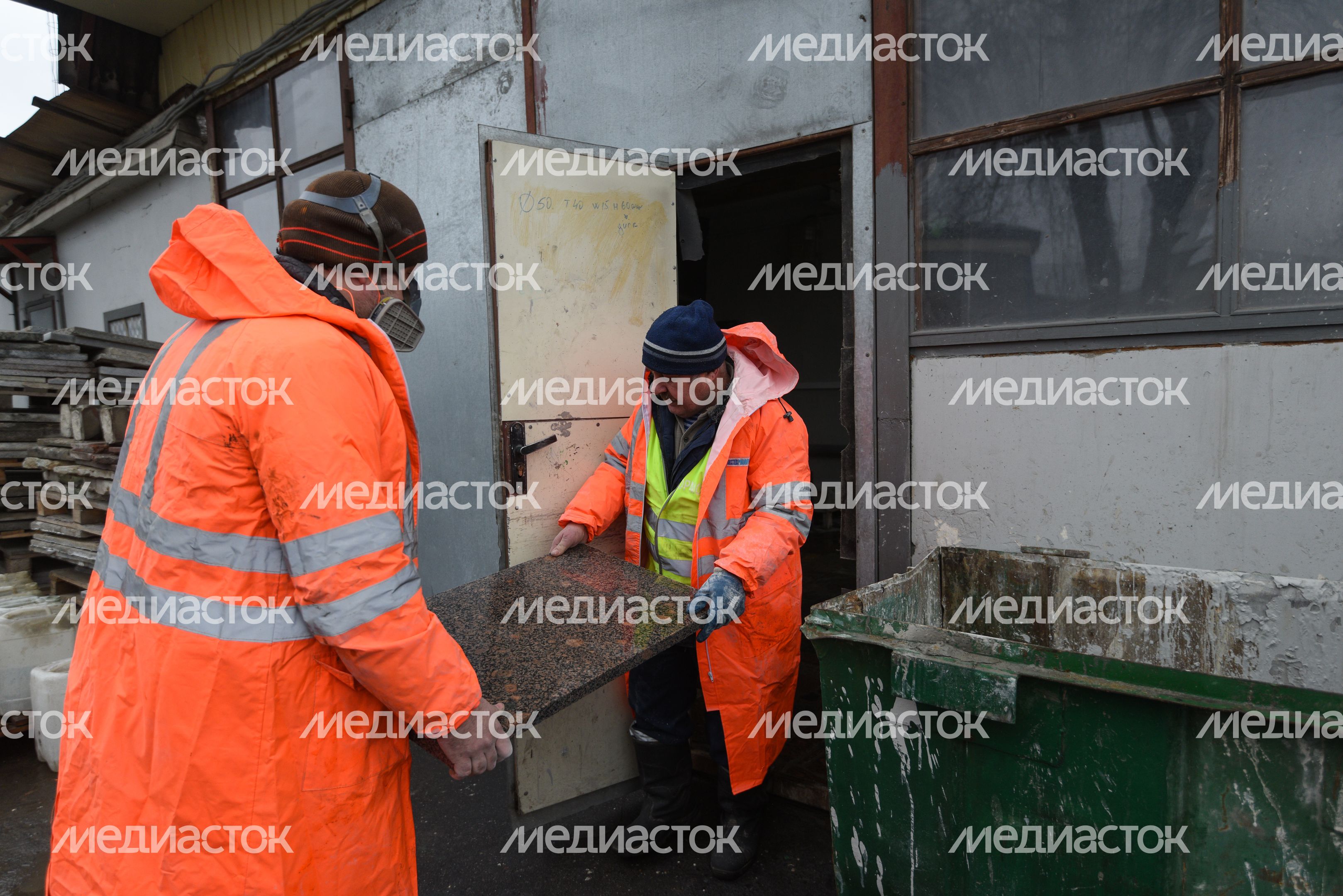 Процесс обработки гранитного камня специалистами ГБУ «Гормост» для облицовки стен подземных пешеходных переходов в Москве