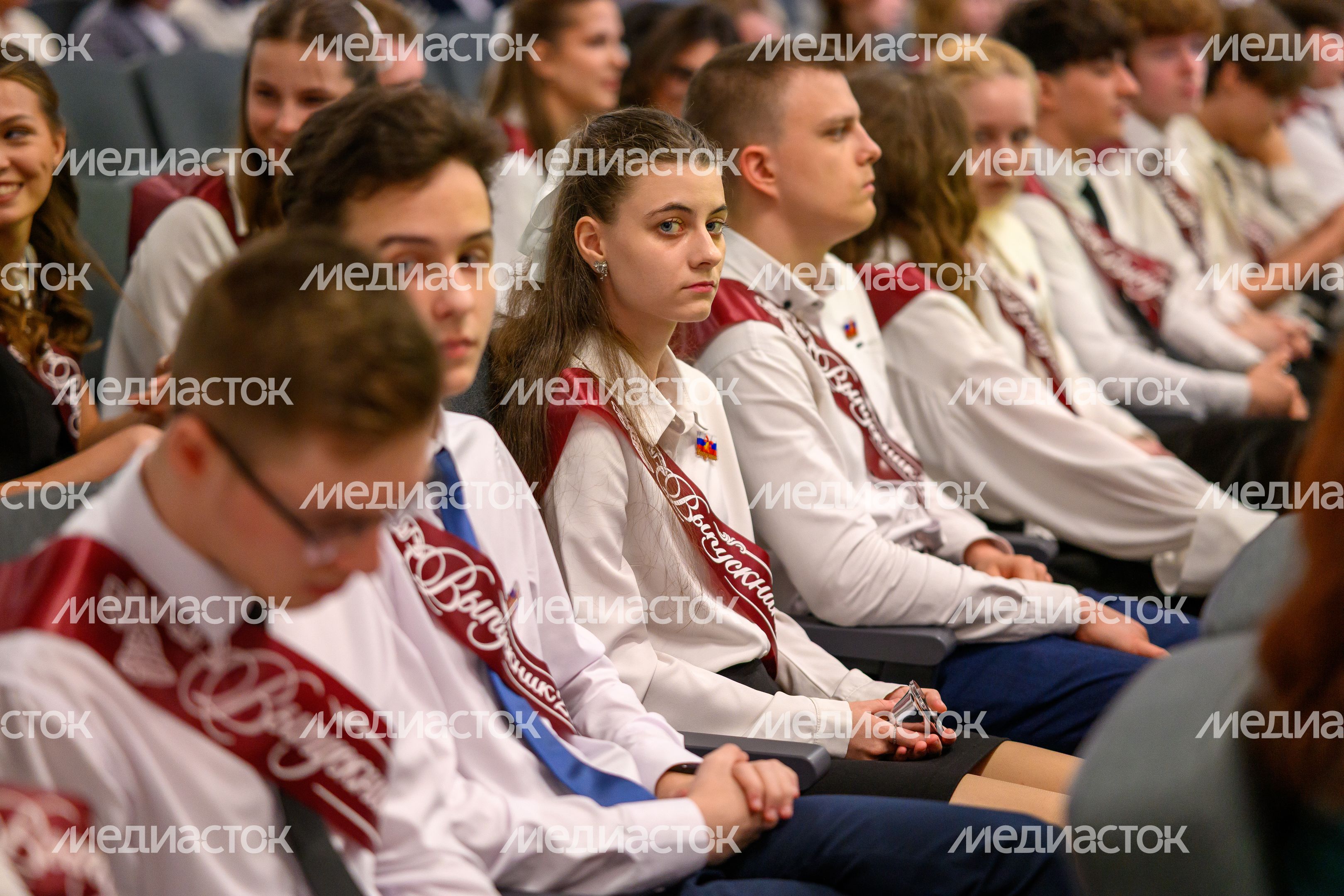 Последний звонок в гимназии №41 - корпусе «Феникс» в ЖК «Жулебино парк» города Люберцы Последний звонок в гимназии №41 - корпусе «Феникс» в ЖК «Жулебино парк» города Люберцы
