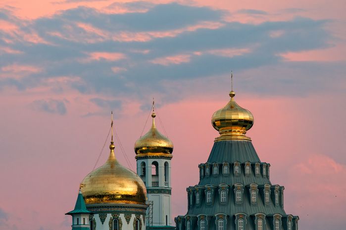 Воскресенский Ново-Иерусалимский монастырь в Истре на закате