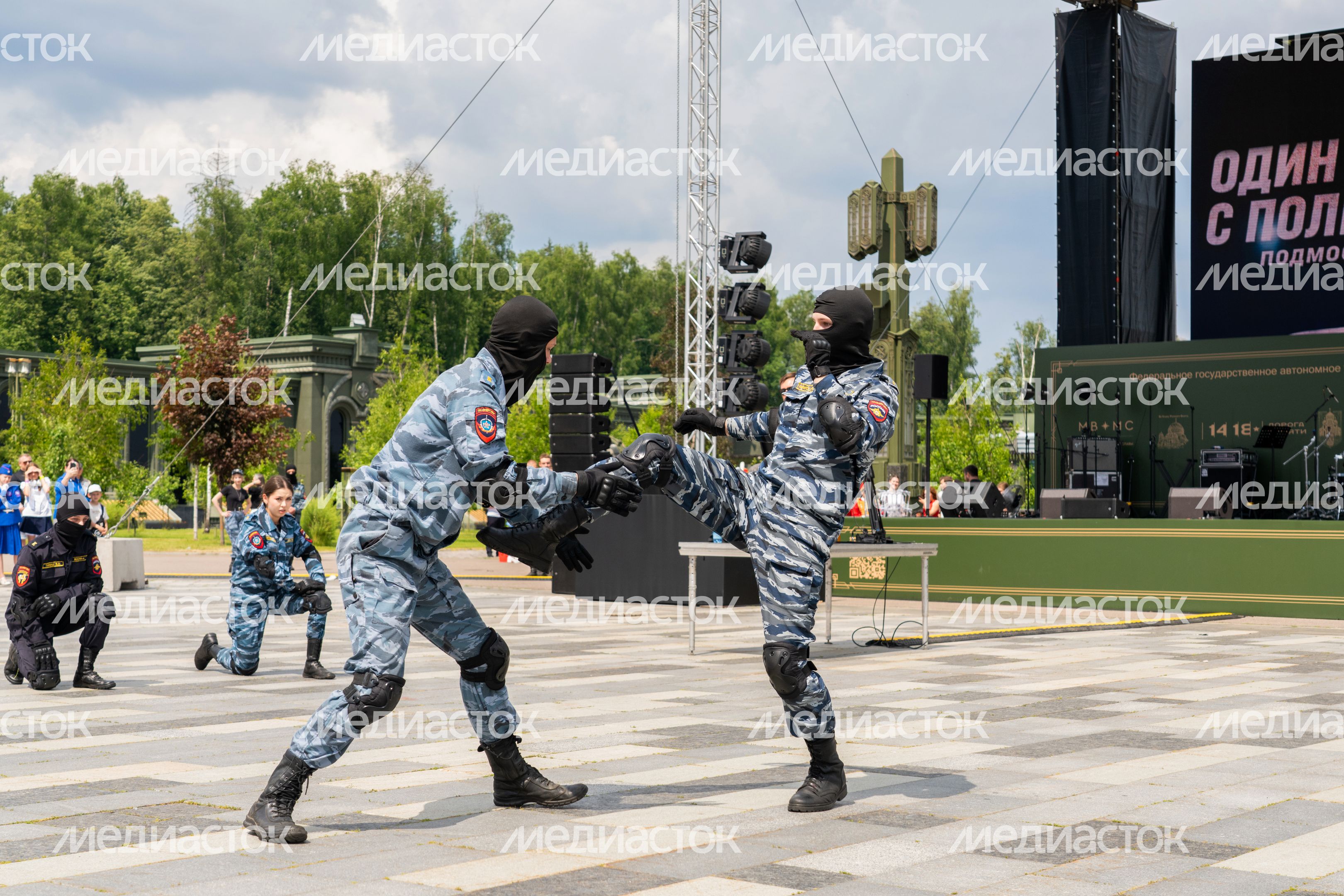 Показательные выступления специального полка полиции с демонстрацией боевых приемов борьбы Показательные выступления специального полка полиции с демонстрацией боевых приемов борьбы