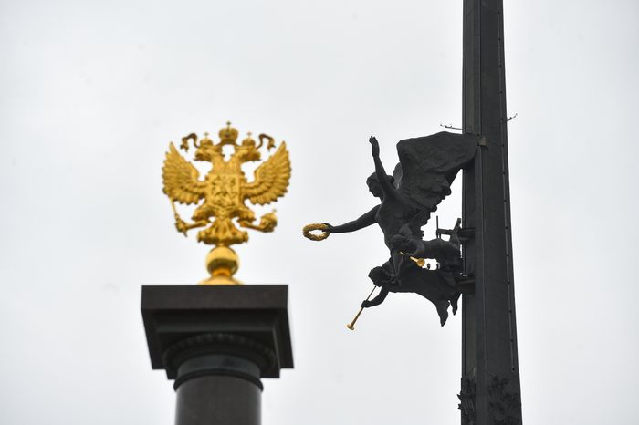 Промывка после зимы Монумента Победы на Поклонной горе в Москве