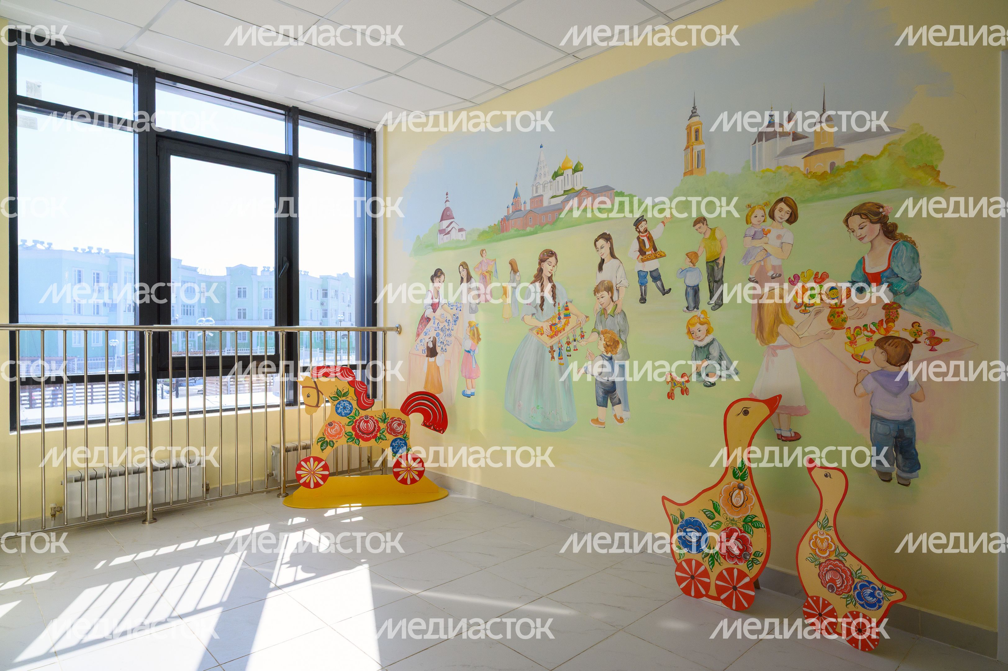 Роспись стен в коридоре нового детского сада «Синички» школы №14 в ЖК «Подлипки город» Коломны Роспись стен в коридоре нового детского сада «Синички» школы №14 в ЖК «Подлипки город» Коломны