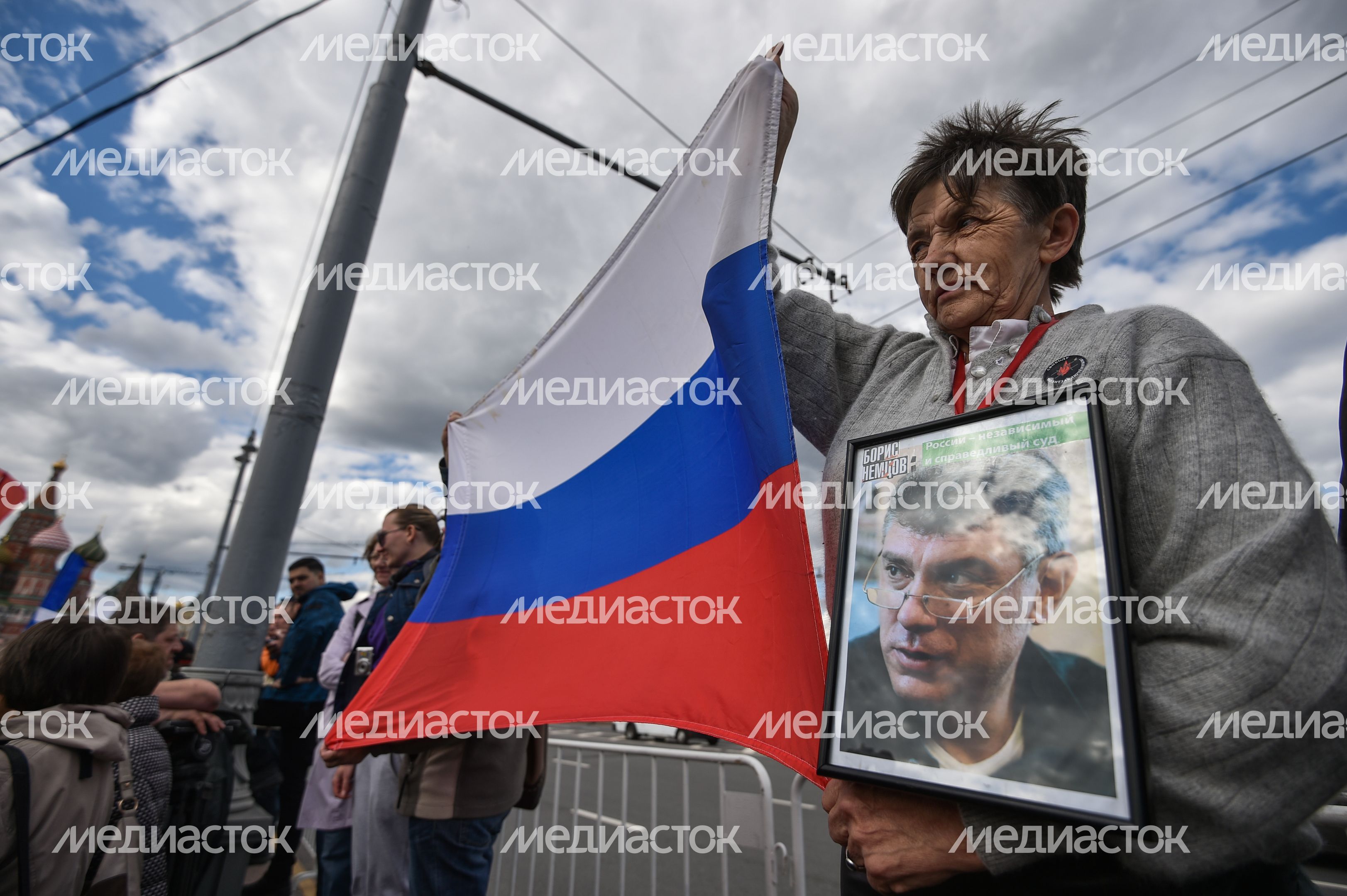 Возложение цветов к месту убийства Бориса Немцова в Москве Возложение цветов к месту убийства Бориса Немцова в Москве