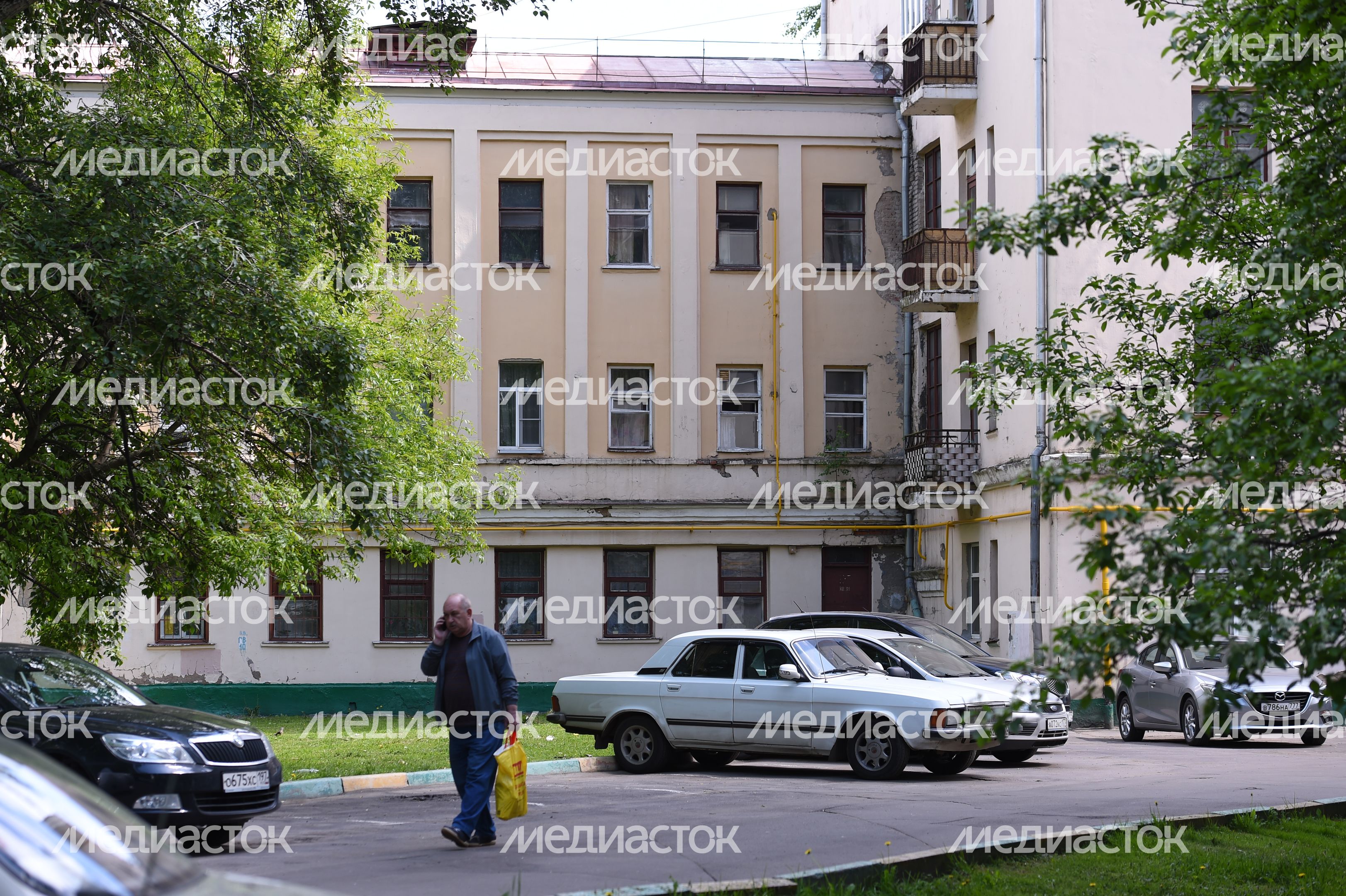«Плесень, мыши и дырки к соседям» — как живут люди в аварийных пятиэтажках