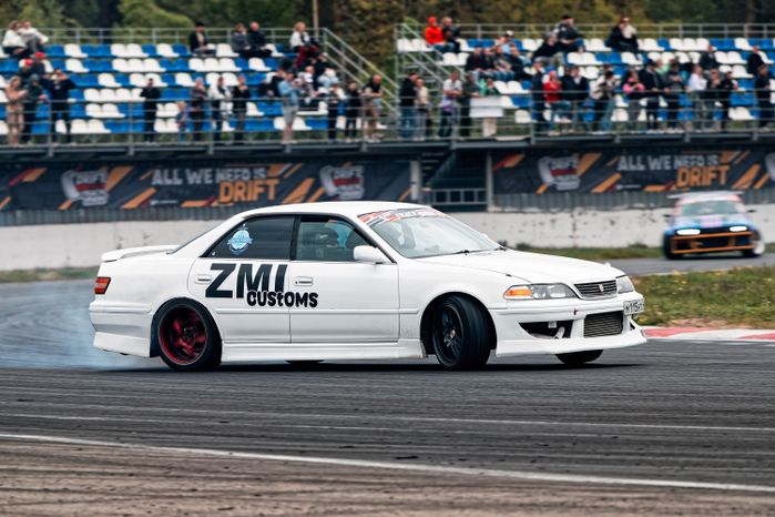 Гонка автомобилей на дрифт-фестивале скорости и драйва Drift Expo Track Mode 2025