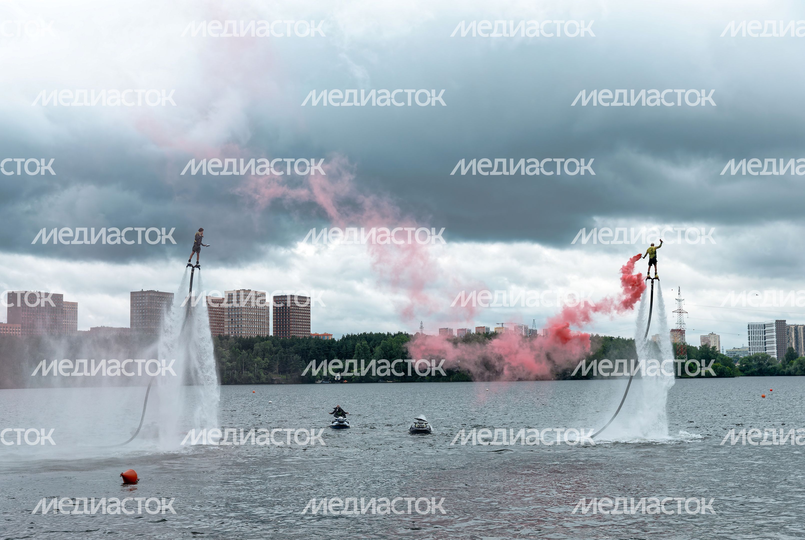 Водное флайборд-шоу провели на пляже «Рублево» на подмосковном солнечном сап-фесте в Красногорске Водное флайборд-шоу провели на пляже «Рублево» на подмосковном солнечном сап-фесте в Красногорске