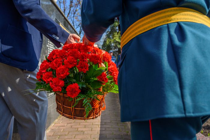Возложение ветеранами цветов к мемориалу в Дмитровском округе в преддверие Дня Победы