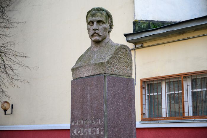 Памятник Г. Конину у Дворца культуры в Егорьевске