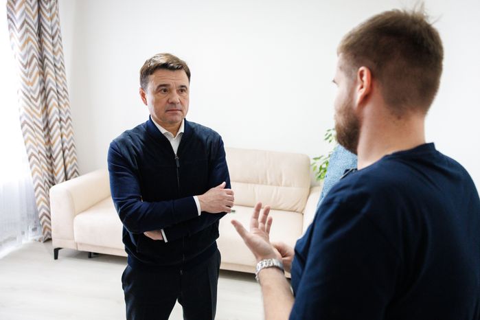 Андрей Воробьев навестил переселенцев из аварийного жилья в Сергиевом Посаде