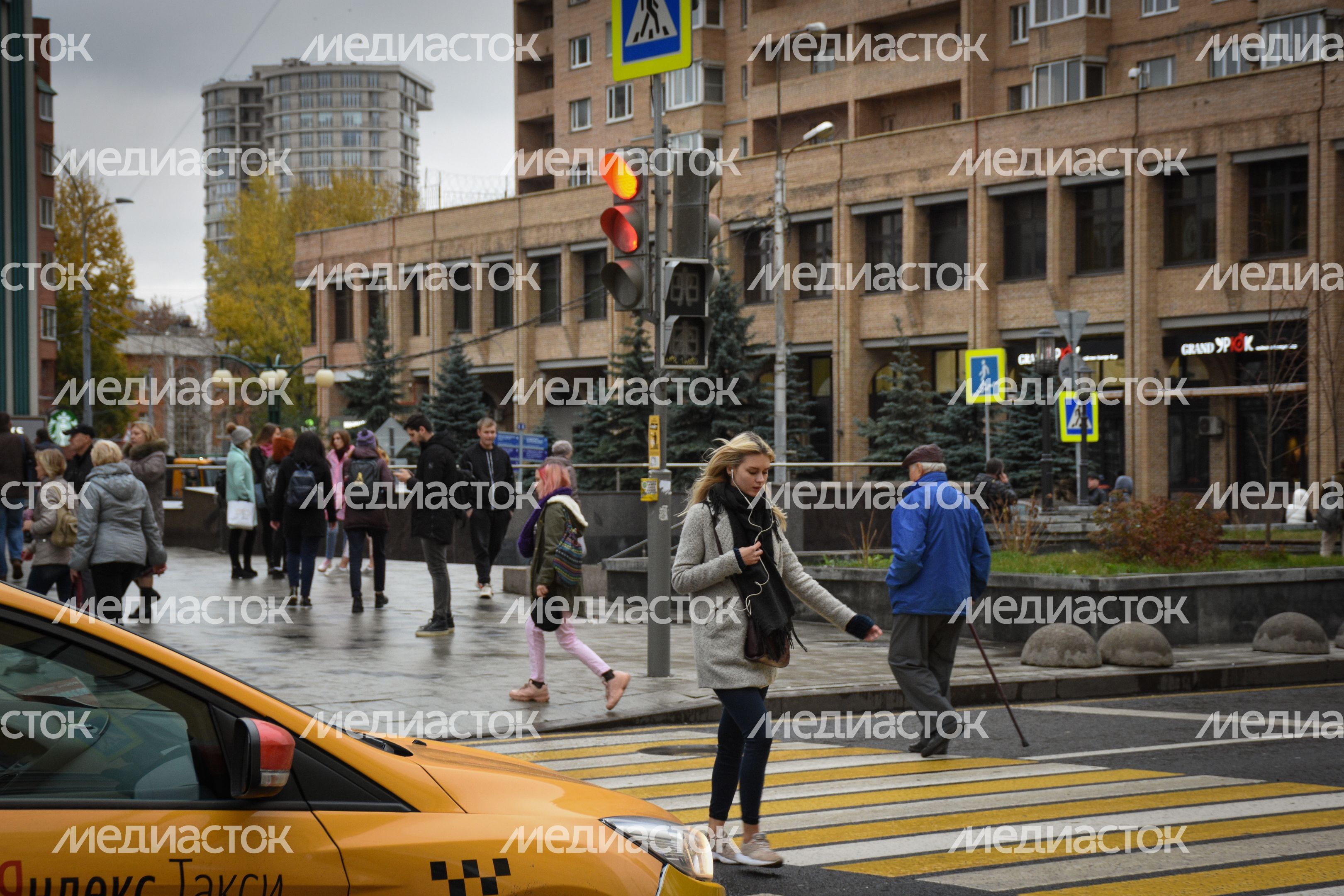 Повседневная жизнь города в Москве осенью