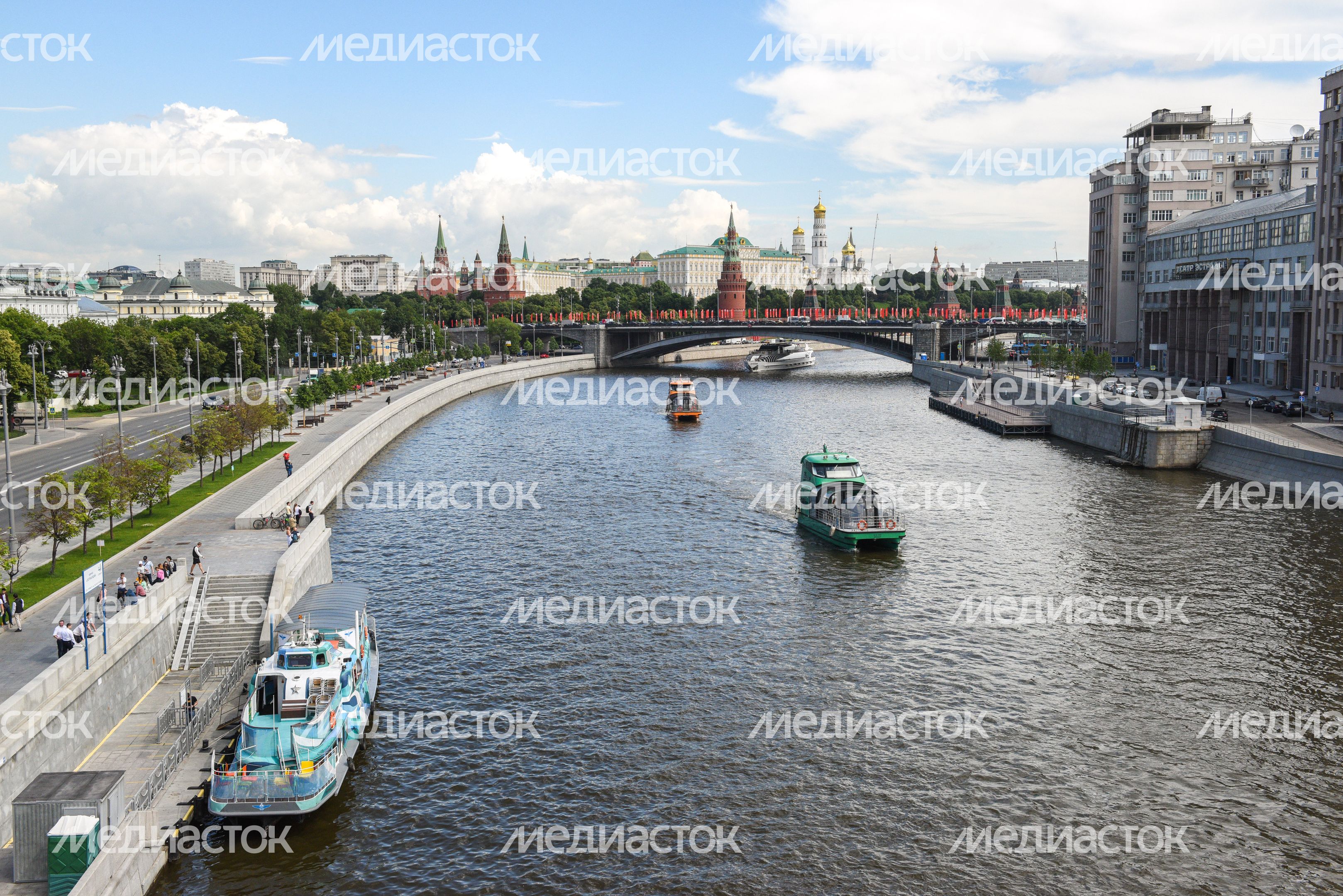 Речной парад в честь старта пассажирской навигации по Москве-реке