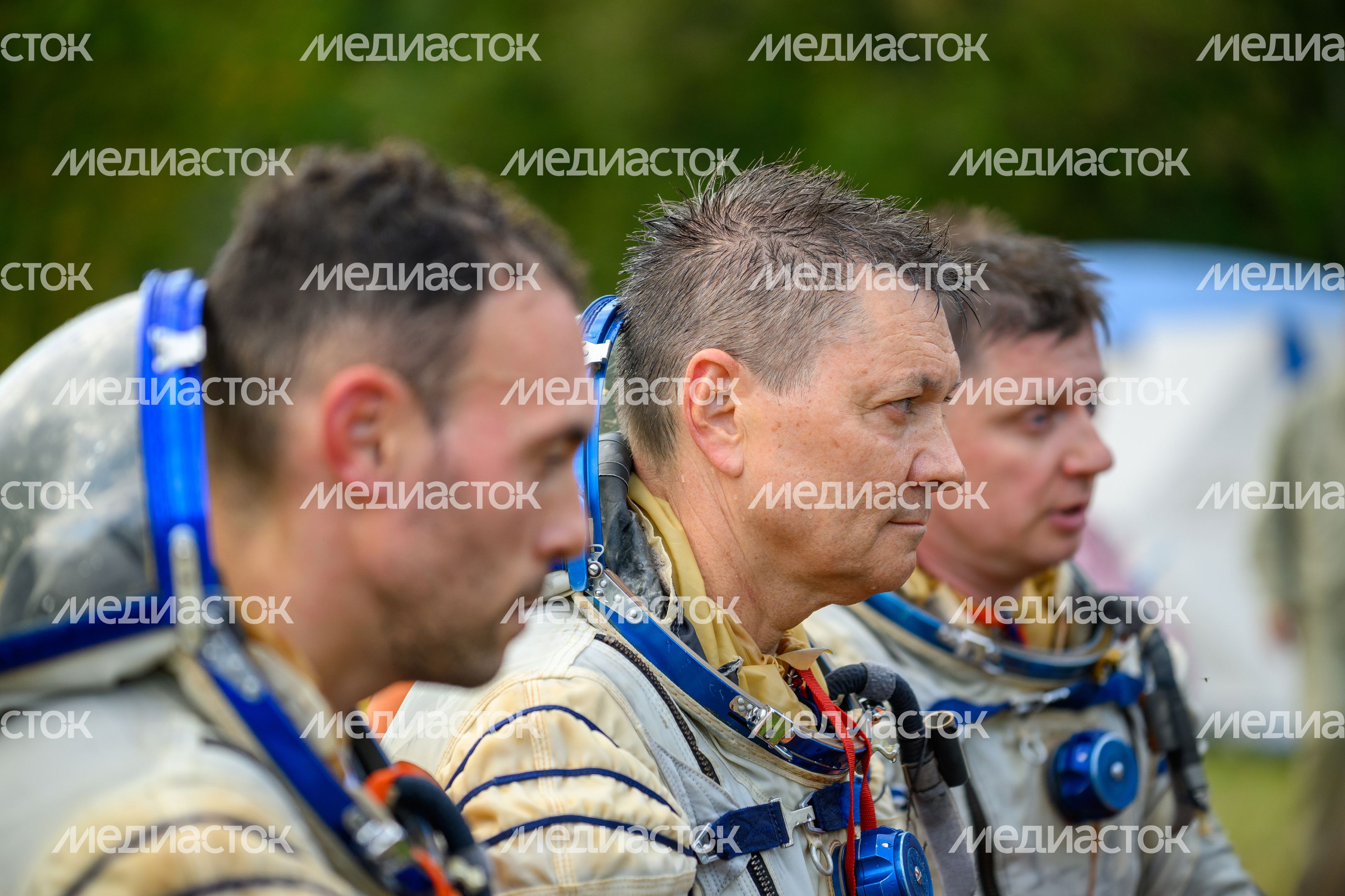 Астронавт NASA Маркос Берриос, космонавты Роскосмоса Олег Кононенко и Александр Гребенкин на тренировке по приземлению Астронавт NASA Маркос Берриос, космонавты Роскосмоса Олег Кононенко и Александр Гребенкин на тренировке по приземлению