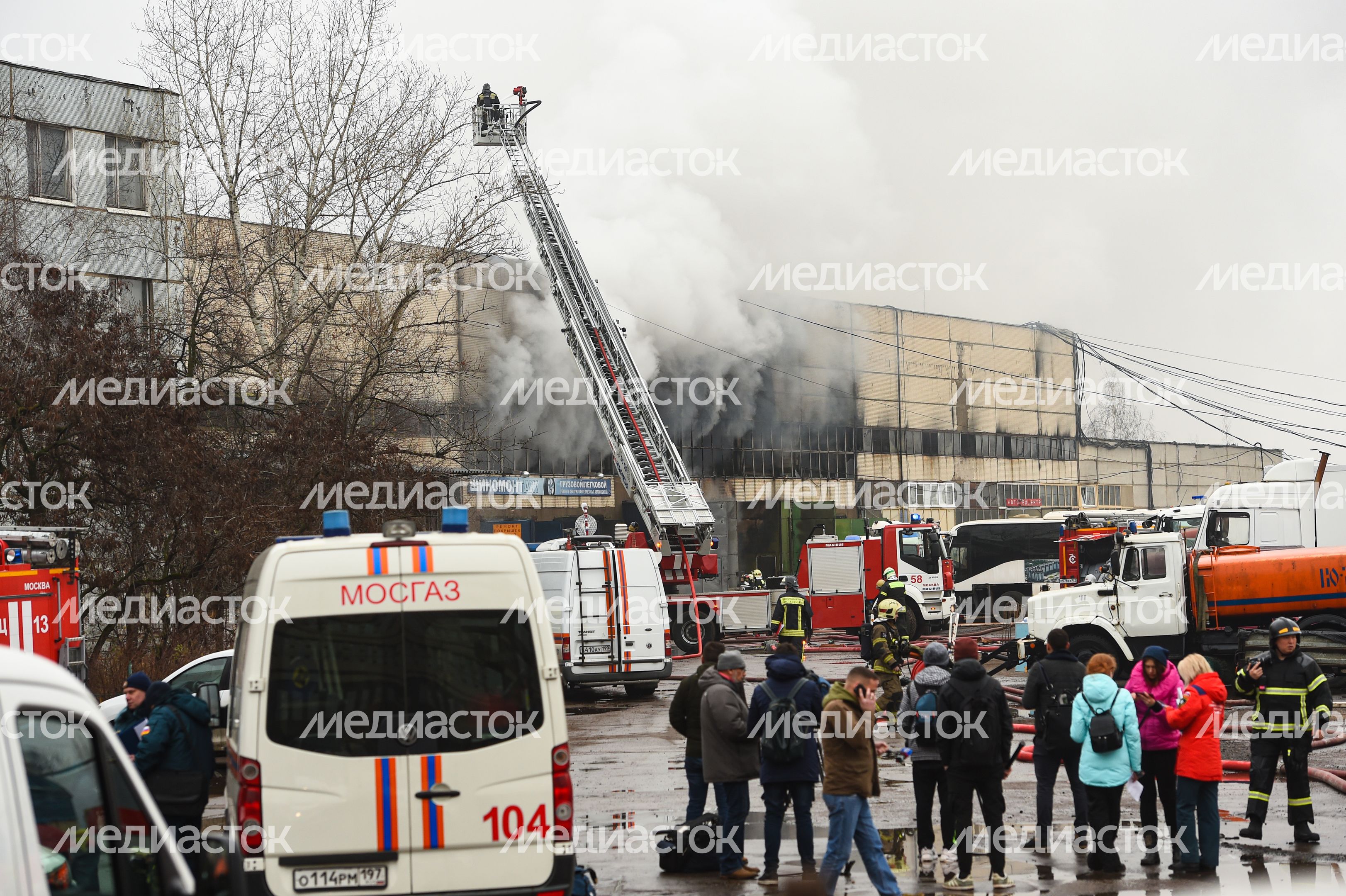 Пожар в складском помещении на улице Маршала Прошлякова в Москве
