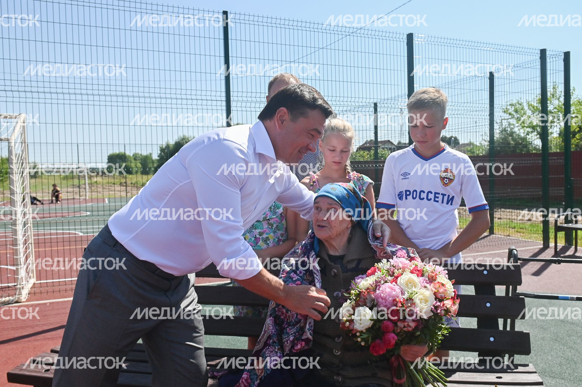 Проверка Губернатором Московской области установки спортивно-игровой площадки в деревне Львово